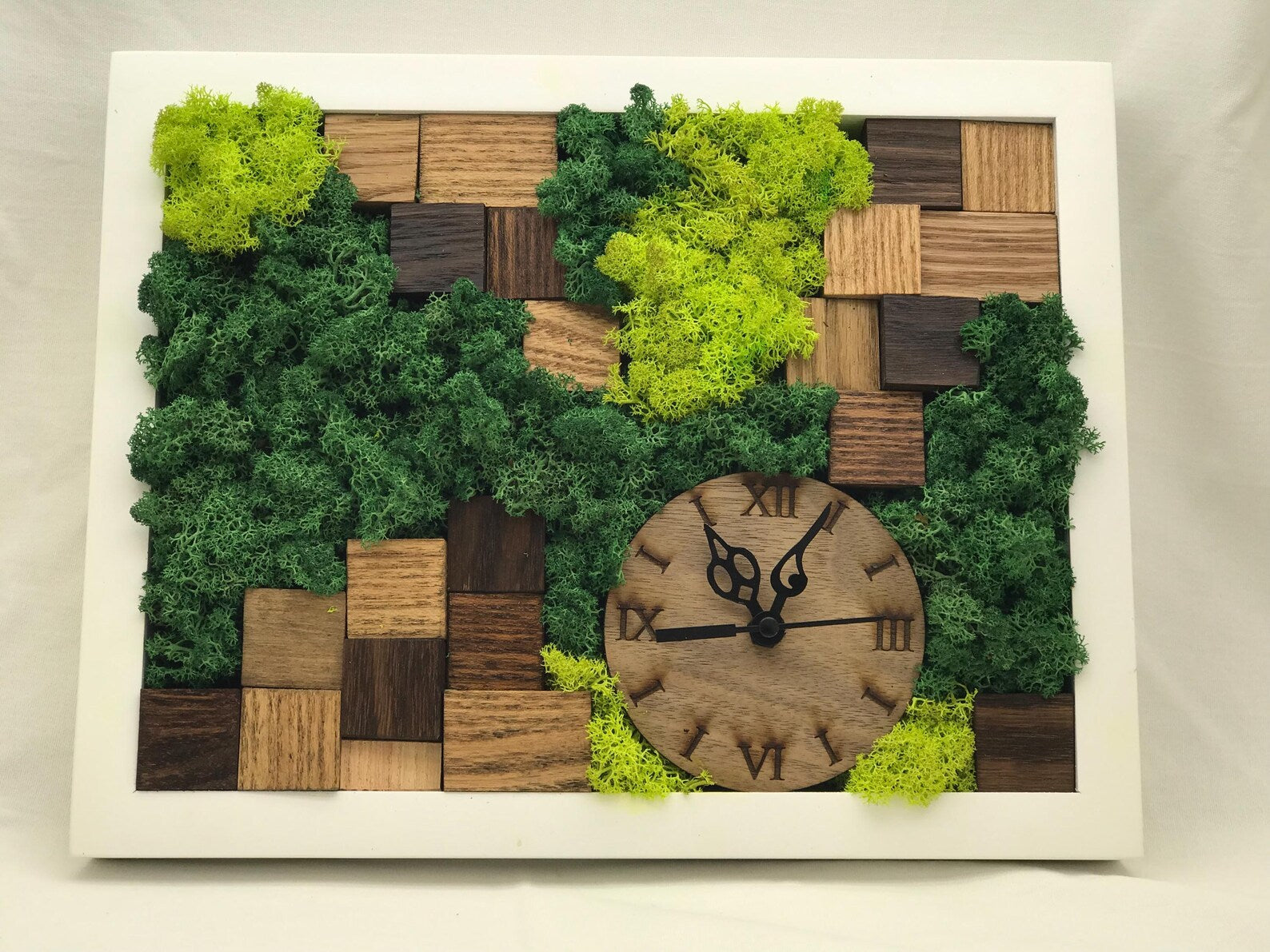 Handmade Moss Wall Clock – Wooden Mosaic with Preserved Green Moss | Eco-Friendly Rustic Home & Office Decor