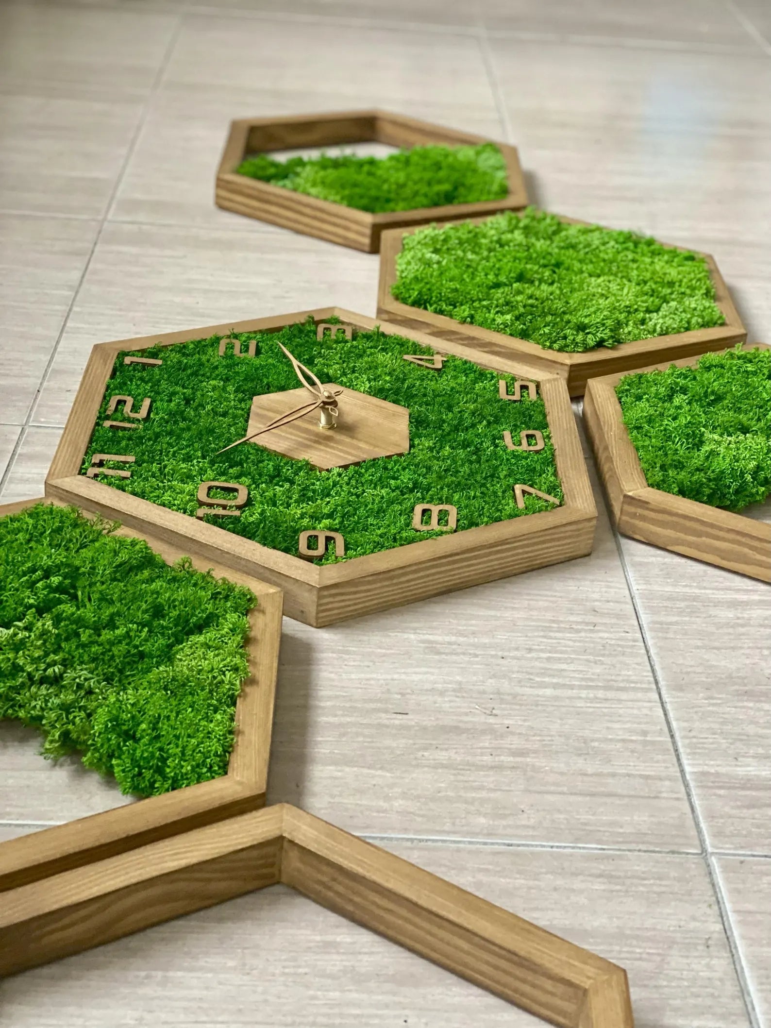 Modern Moss Wall Clock – Wooden Hexagon Design for Stylish Home Decor