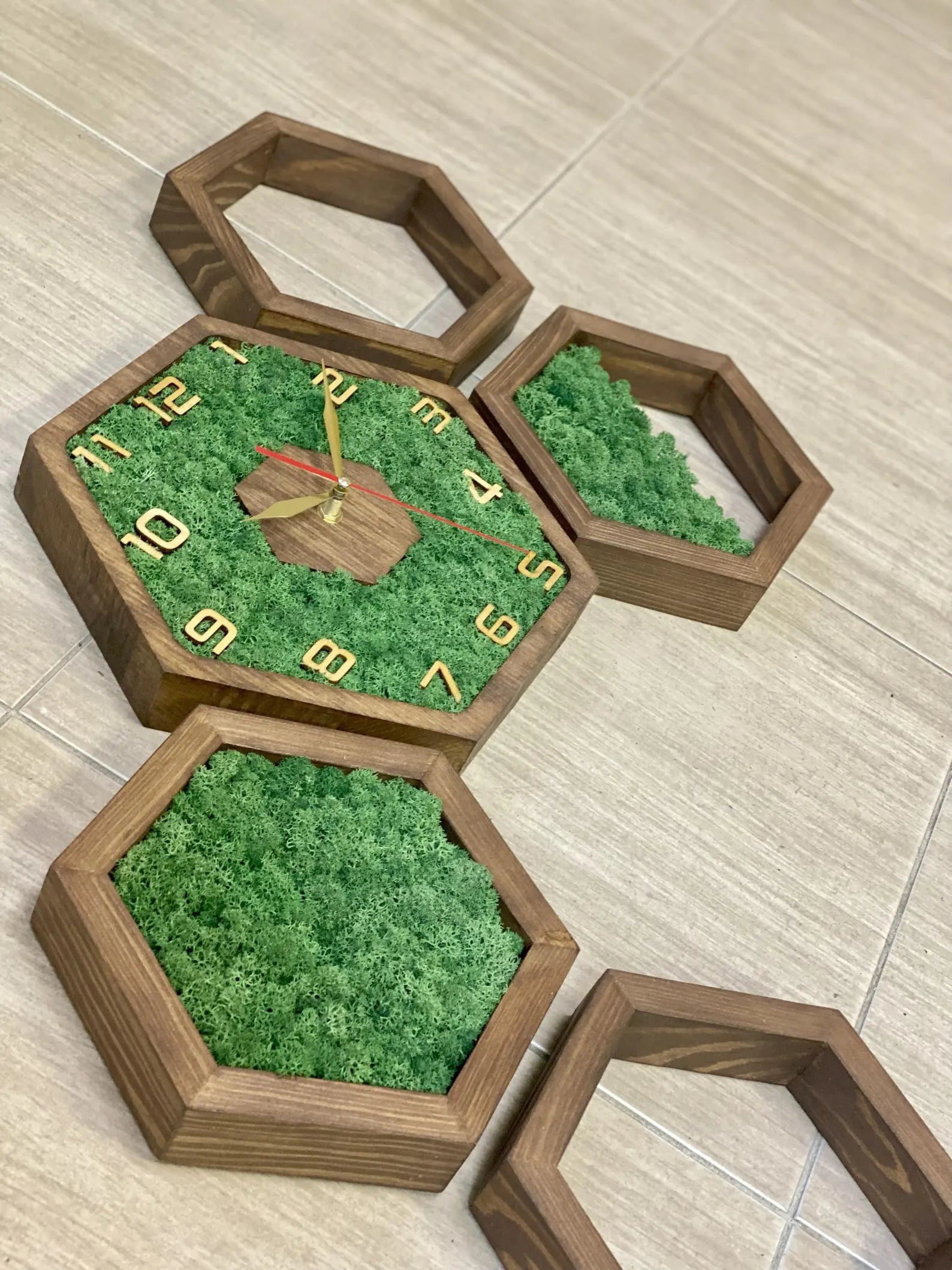Modern Moss Wall Clock – Wooden Hexagon Design for Stylish Home Decor
