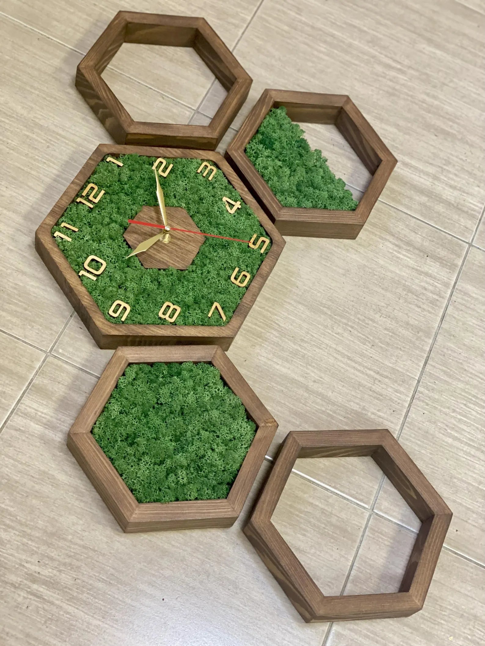 Modern Moss Wall Clock – Wooden Hexagon Design for Stylish Home Decor