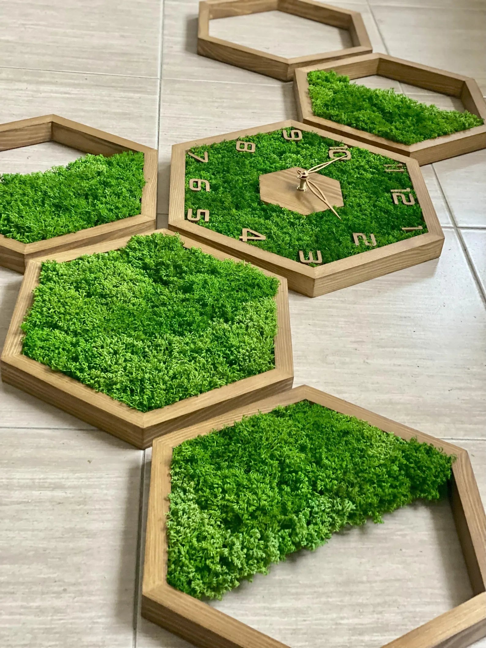 Modern Moss Wall Clock – Wooden Hexagon Design for Stylish Home Decor