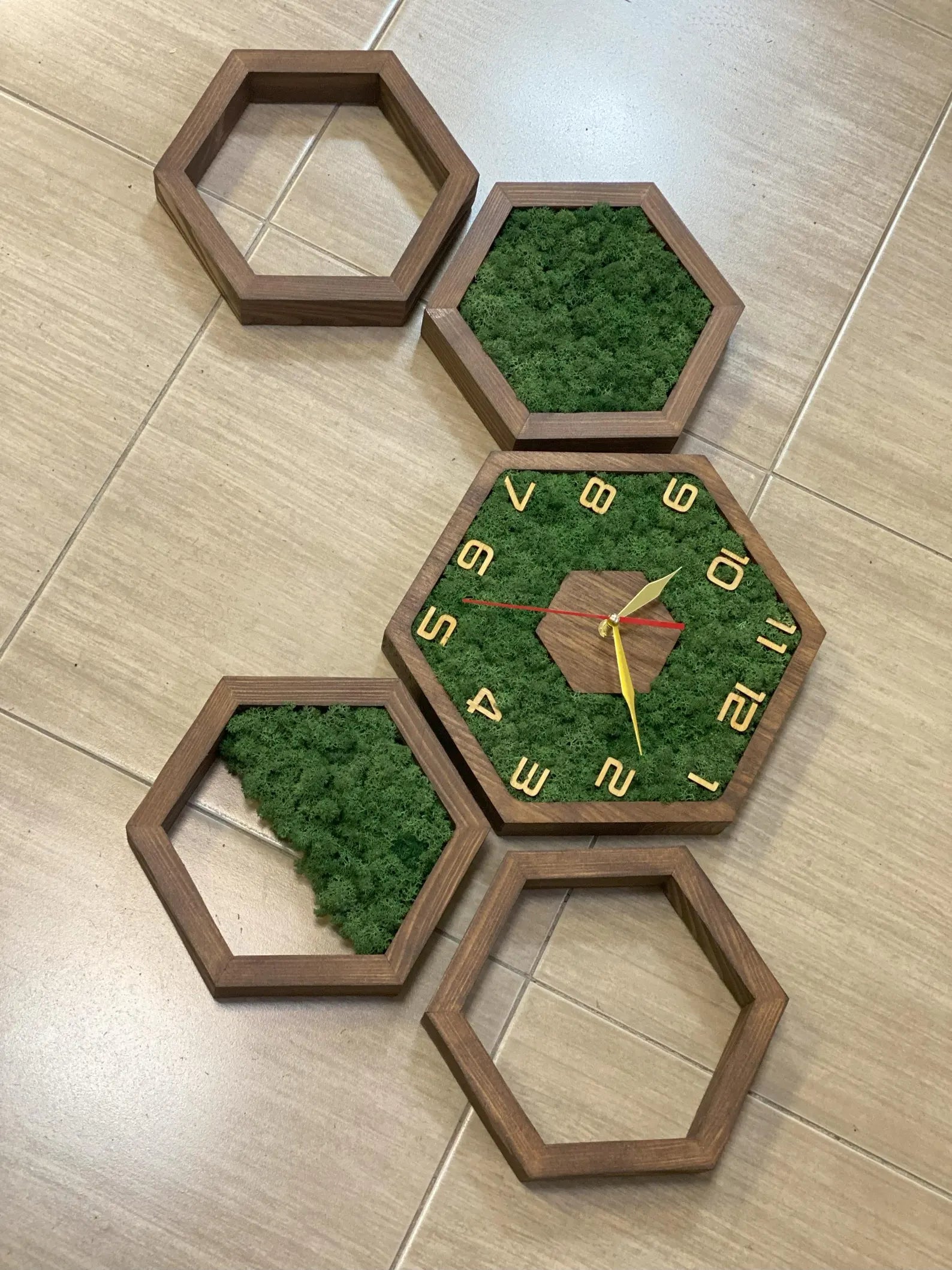 Modern Moss Wall Clock – Wooden Hexagon Design for Stylish Home Decor