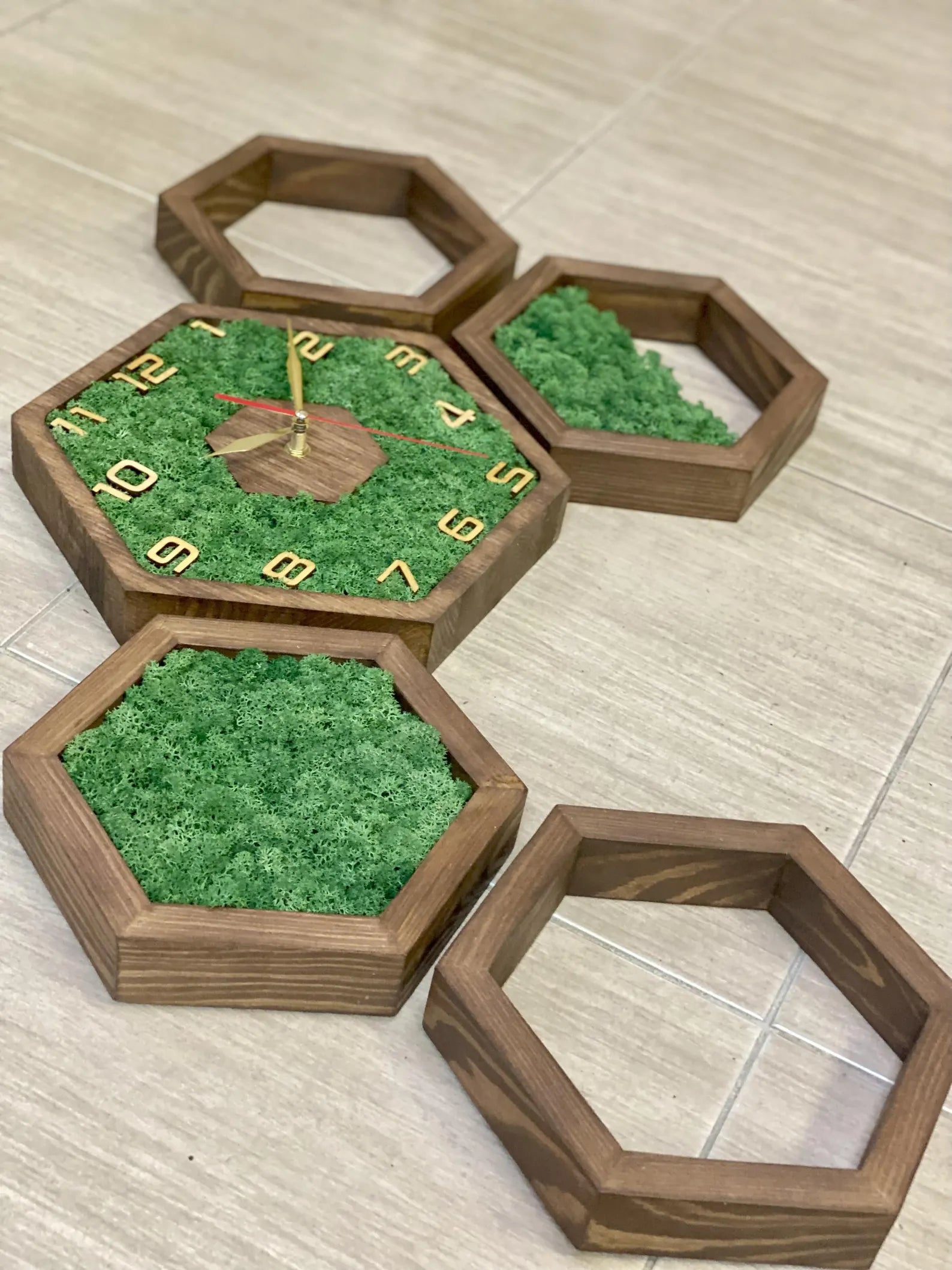 Modern Moss Wall Clock – Wooden Hexagon Design for Stylish Home Decor
