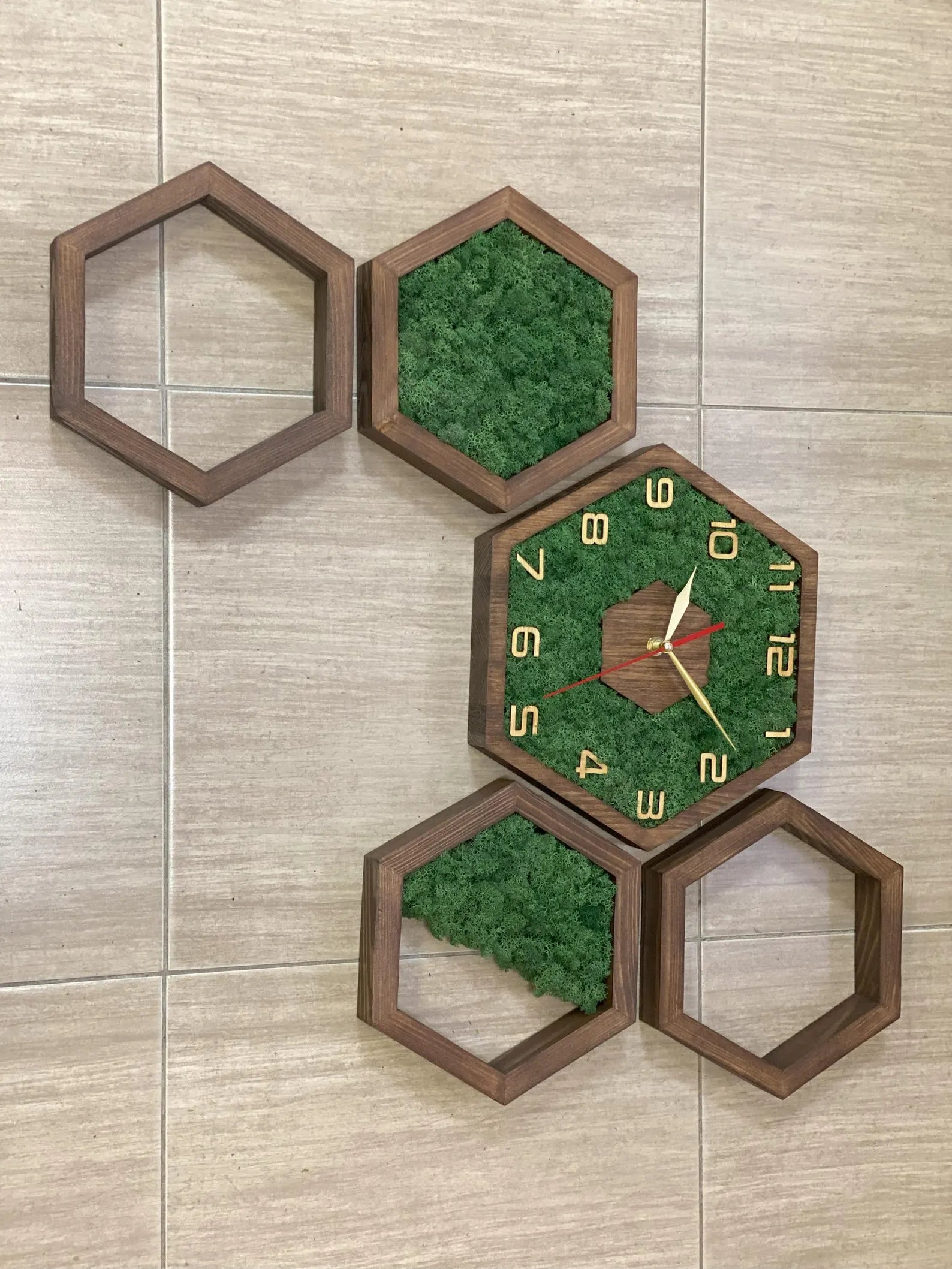 Modern Moss Wall Clock – Wooden Hexagon Design for Stylish Home Decor